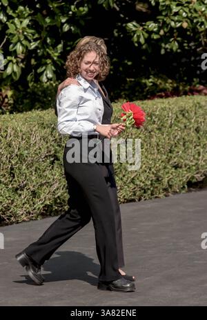 23. Oktober 2012 – Chelsea Clinton mit einer Seidenblume geht mit ihrer Mutter First Lady Hillary Rodham Clinton an Bord des Helikopters Marine One auf dem South Lawn des Weißen Hauses 19. August 1999 in Washington, DC. Die Clintons reisen zu Martha's Vineyard für einen Urlaub. (Bild: © Richard Ellis/ZUMAPRESS.com) Stockfoto