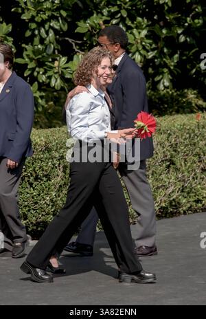 23. Oktober 2012 – Chelsea Clinton mit einer Seidenblume geht mit ihrer Mutter First Lady Hillary Rodham Clinton an Bord des Helikopters Marine One auf dem South Lawn des Weißen Hauses 19. August 1999 in Washington, DC. Die Clintons reisen zu Martha's Vineyard für einen Urlaub. (Bild: © Richard Ellis/ZUMAPRESS.com) Stockfoto