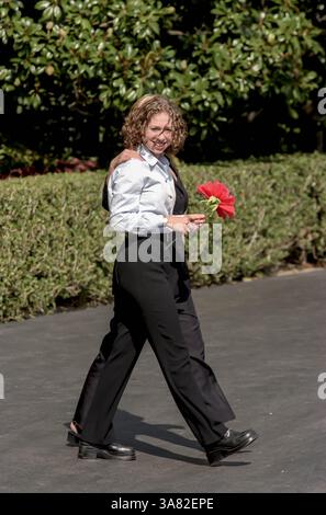 23. Oktober 2012 – Chelsea Clinton mit einer Seidenblume geht mit ihrer Mutter First Lady Hillary Rodham Clinton an Bord des Helikopters Marine One auf dem South Lawn des Weißen Hauses 19. August 1999 in Washington, DC. Die Clintons reisen zu Martha's Vineyard für einen Urlaub. (Bild: © Richard Ellis/ZUMAPRESS.com) Stockfoto
