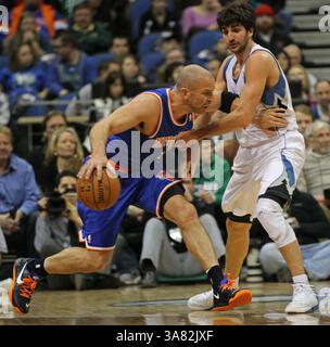 8. Februar 2013 – Minneapolis, MN, USA – Jason Kidd der New York Knicks fährt am Freitag, den 8. Februar 2013, im ersten Quartal im Target Center in Minneapolis, Minnesota, gegen Ricky Rubio der Minnesota Timberwolves. (Abbildung: © Bruce Bisping/MCT/ZUMAPRESS.com) Stockfoto