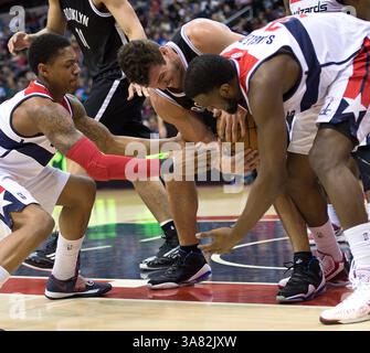 8. Februar 2013 - Washington, DC, USA - Washington Wizards Shooting Guard Bradley Beal (3), linker und kleiner Stürmer Chris Singleton (31), rechts, kämpfen um den Ball mit Brooklyn Nets Center Brook Lopez (11) während der ersten Spielhälfte im Verizon Center in Washington, D.C. am Freitag, 8. Februar 2013. (Bild: © Harry E. Walker/MCT/ZUMAPRESS.com) Stockfoto