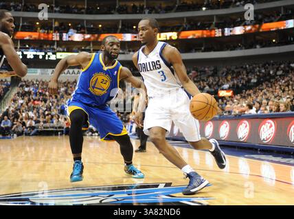 Februar 2013: Dallas Mavericks Point Guard Rodrigue Beaubois #3 fährt vorbei an Golden State Warriors Point Guard Charles Jenkins #22 während eines NBA-Spiels zwischen den Golden State Warriors und den Dallas Mavericks im American Airlines Center in Dallas, TX Dallas besiegte Golden State 116-91(Credit Image: © Albert Pena/Cal Sport Media/ZUMAPRESS.com) Stockfoto