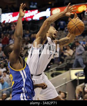 9. Februar 2013 - Dallas, Texas, USA - CHARLES JENKINS, links, bekämpft DAHNTAY JONES der Dallas Mavericks während der zweiten Halbzeit im American Airlines Center in Dallas, Texas. Die Mavs gewannen mit 116:91. (Kreditbild: © Brandon Wade/MCT/ZUMAPRESS.com) Stockfoto