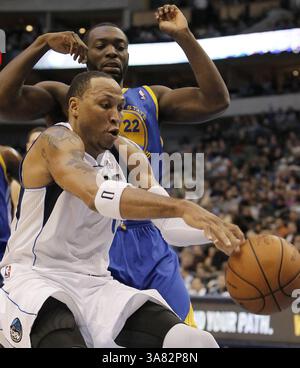 9. Februar 2013 - Dallas, TX, USA - die Dallas Mavericks' Shawn Marion holt sich einen losen Ball, als Charles Jenkins (22) während der zweiten Halbzeit im American Airlines Center in Dallas, Texas, am Samstag, den 9. Februar 2013 verteidigt. Die Mavs gewannen mit 116:91. (Kreditbild: © Brandon Wade/MCT/ZUMAPRESS.com) Stockfoto