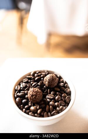 Kakao- und Kaffeetrüffel mit einer glatten, reichhaltigen Textur und intensivem Geschmack. Eine Gourmet-Schokoladenspezialität für Kaffee- und Dessertliebhaber Stockfoto