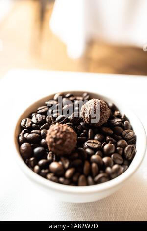 Kakao- und Kaffeetrüffel mit einer glatten, reichhaltigen Textur und intensivem Geschmack. Eine Gourmet-Schokoladenspezialität für Kaffee- und Dessertliebhaber Stockfoto