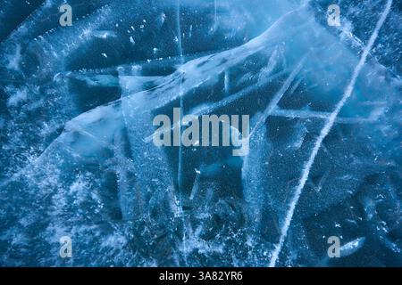Eisrisse und -Muster auf dem gefrorenen See Stockfoto