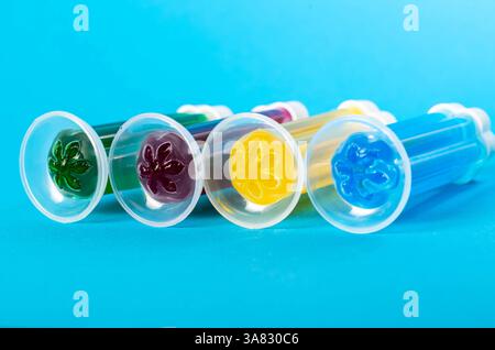 Set aus mehrfarbigen Gelspritzen mit Desinfektionsmittel und Reiniger zur Reinigung der Toilettenschüssel auf blauem Hintergrund, Hygiene. Stockfoto
