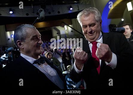 17. Januar 2013 - Prag, Prag, Tschechische Republik - Präsidentschaftskandidaten MILOS ZEMAN (R) Gesten vor der TV-Debatte mit KAREL SCHWARZENBERG (L) in Prag. Die zweite Runde der ersten direkten tschechischen Präsidentschaftswahlen findet vom 25. Bis 26. Januar 2013 statt. (Kreditbild: © Matej Divizna/ZUMAPRESS.com) Stockfoto
