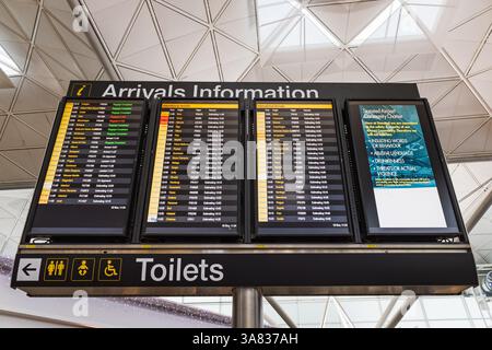 Anzeigetafel Mit Informationen Zum Flughafenankunftsstatus, Auf Der Updates Zum Flugstatus Angezeigt Werden Stockfoto