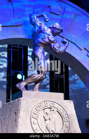 März 2013: Columbus, Ohio, USA S - Eine Statue von ARNOLD SCHWARZENEGGER auf der Bühne des Bikini International 2013 beim 25. Jährlichen Arnold Sports Festival in Columbus, Ohio. (Kreditbild: © Frank Jansky/ZUMAPRESS.com) Stockfoto