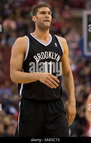 11. März 2013: Brooklyn Nets Center Brook Lopez (11) sieht während des NBA-Spiels zwischen den Brooklyn Nets und den Philadelphia 76ers im Wells Fargo Center in Philadelphia, Pennsylvania, an. The Philadelphia 76ers Beat the Brooklyn Nets, 106-97(Bild: © Chris Szagola/Cal Sport Media/ZUMAPRESS.com) Stockfoto