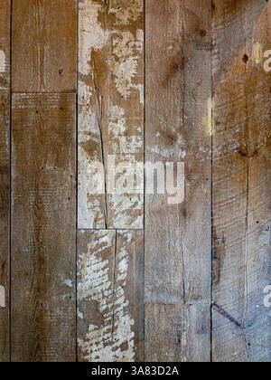 Blick von oben auf einen zurückgewonnenen Holzboden mit natürlicher Körnung und rustikalem Charakter. Stockfoto