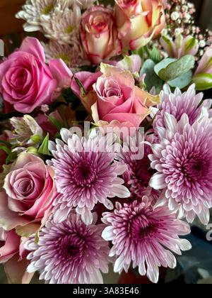 Elegantes Bouquet mit rosafarbenen Rosen und Chrysanthemen in sanften Pastelltönen Stockfoto
