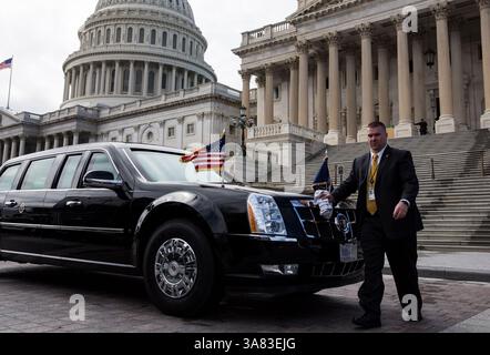 12. März 2013: Washington, District of Columbia, U.. S - Ein Mitarbeiter begibt die Präsidentenlimousine, während sie vor dem Kapitol der Vereinigten Staaten am 12. März 2013 in Washington, DC parkt. US-Präsident Barack Obama traf sich heute mit dem Demokratischen Caucus des Senats und macht diese Woche drei Reisen nach Capitol Hill, um sich mit den Gesetzgebern zu treffen. (Bild: © Prensa Internacional/ZUMAPRESS.com) Stockfoto
