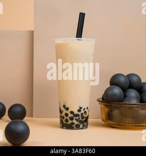 Bubble Tea mit schwarzen Tapiokaparlen in ästhetischem Beige Stockfoto