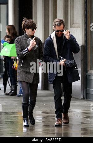 12. März 2013 – New York City, NY, USA – Schauspielerin Anne Hathaway und ihr Mann Adam Shulman spazieren am 12. März 2013 in New York City in Brooklyn (Credit Image: © Zelig Shaul/Ace Pictures/ZUMAPRESS.com) Stockfoto