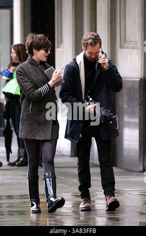 12. März 2013 – New York City, NY, USA – Schauspielerin Anne Hathaway und ihr Mann Adam Shulman spazieren am 12. März 2013 in New York City in Brooklyn (Credit Image: © Zelig Shaul/Ace Pictures/ZUMAPRESS.com) Stockfoto