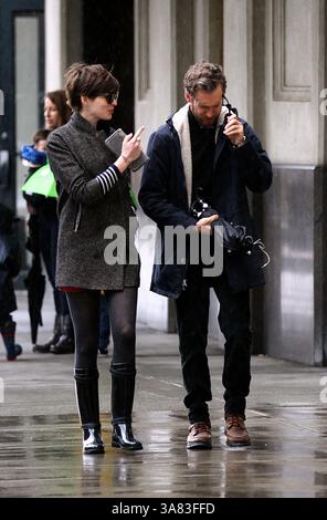 12. März 2013 – New York City, NY, USA – Schauspielerin Anne Hathaway und ihr Mann Adam Shulman spazieren am 12. März 2013 in New York City in Brooklyn (Credit Image: © Zelig Shaul/Ace Pictures/ZUMAPRESS.com) Stockfoto