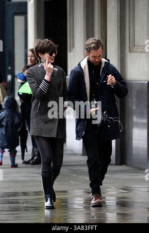 12. März 2013 – New York City, NY, USA – Schauspielerin Anne Hathaway und ihr Mann Adam Shulman spazieren am 12. März 2013 in New York City in Brooklyn (Credit Image: © Zelig Shaul/Ace Pictures/ZUMAPRESS.com) Stockfoto