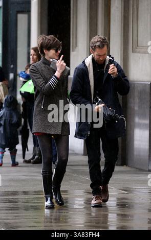 12. März 2013 – New York City, NY, USA – Schauspielerin Anne Hathaway und ihr Mann Adam Shulman spazieren am 12. März 2013 in New York City in Brooklyn (Credit Image: © Zelig Shaul/Ace Pictures/ZUMAPRESS.com) Stockfoto