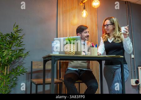 Geschäftskollegen, die an einem Projekt in modernen Büroräumen arbeiten Stockfoto