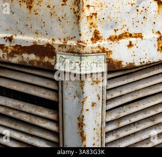 The vintage Ferguson tractor featured a rusty front grille with weathered metal bars Stockfoto