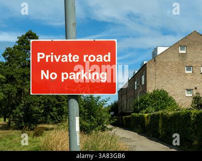 Rotes Schild an einer Ampel mit der Aufschrift „Private Road No Parking“ auf der Monk Avenue, einer Wohnstraße mit Blick auf die in York verstreuten Mönche. Stockfoto