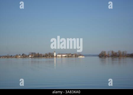 Fraueninsel, Frauenchiemsee am Chiemsee am Morgen Sonnenaufgang mit Boot, Segelboot, Kirche, Kloster. Bayern, Bayern, Deutschland Stockfoto