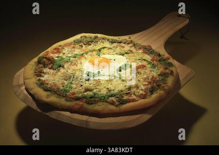 April 2013 - Chicago, IL, USA - USA - Eine Pizza im Frühstücksstil mit einem Spiegelei auf der Spitze bringt das Kind in uns hervor. (Kreditbild: © Chris Walker/MCT/ZUMAPRESS.com) Stockfoto