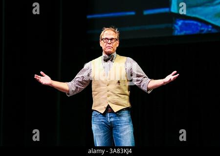 April 2013: Durham, North Carolina, USA S - Fernsehmoderator und Komiker ALTON BROWN bringt seine Tour 2013 nach Durham, NC. Alton Brown ist ein US-amerikanischer Fernsehstar, berühmter Koch, Autor, Schauspieler und Kameramann. Er ist der Schöpfer und Moderator der Food Network TV-Show Good Eats, der Mini-Serie Feasting on Asphalt und Feasting on Waves und Moderator und Hauptkommentator von Iron Chef America. Brown ist auch Autor mehrerer Bücher über Kochkunst. (Bild: © Andy Martin Jr./ZUMAPRESS.com) Stockfoto