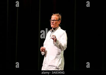April 2013: Durham, North Carolina, USA S - Fernsehmoderator und Komiker ALTON BROWN bringt seine Tour 2013 nach Durham, NC. Alton Brown ist ein US-amerikanischer Fernsehstar, berühmter Koch, Autor, Schauspieler und Kameramann. Er ist der Schöpfer und Moderator der Food Network TV-Show Good Eats, der Mini-Serie Feasting on Asphalt und Feasting on Waves und Moderator und Hauptkommentator von Iron Chef America. Brown ist auch Autor mehrerer Bücher über Kochkunst. (Bild: © Andy Martin Jr./ZUMAPRESS.com) Stockfoto