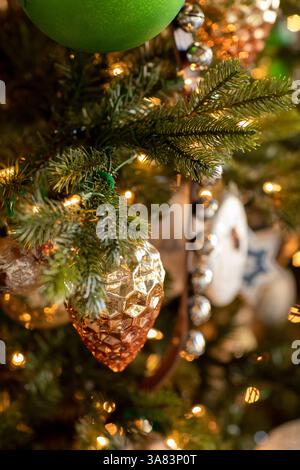 Nahaufnahme von Weihnachtsbaumschmuck und Lichtern Stockfoto