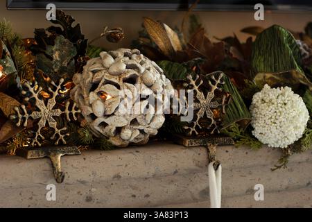 Weihnachtsdekoration auf einem Betonmantel Stockfoto