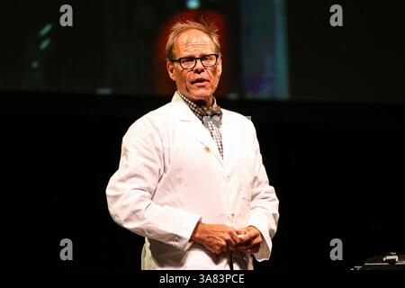 April 2013: Durham, North Carolina, USA S - Fernsehmoderator und Komiker ALTON BROWN bringt seine Tour 2013 nach Durham, NC. Alton Brown ist ein US-amerikanischer Fernsehstar, berühmter Koch, Autor, Schauspieler und Kameramann. Er ist der Schöpfer und Moderator der Food Network TV-Show Good Eats, der Mini-Serie Feasting on Asphalt und Feasting on Waves und Moderator und Hauptkommentator von Iron Chef America. Brown ist auch Autor mehrerer Bücher über Kochkunst. (Bild: © Andy Martin Jr./ZUMAPRESS.com) Stockfoto
