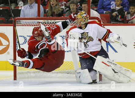 19. März 2013: Raleigh, North Carolina, USA – Carolina Hurricanes’ ERIC STAAL, links, trifft vor dem Torwart JACOB MARKSTROM der Florida Panthers während der ersten NHL-Hockey-Action in der PNC Arena auf das Eis. (Kreditbild: © Chris Seward/MCT/ZUMAPRESS.com) Stockfoto