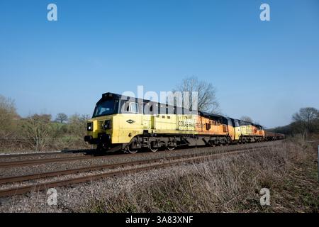 Colas Rail-Diesellokomotiven der Baureihe 70 Nr. 70813/70809 in einem Güterzug, Warwickshire, Vereinigtes Königreich Stockfoto