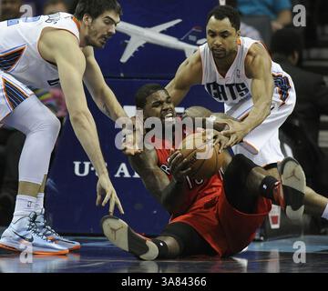 20. März 2013: Charlotte, NC, USA – Byron Mullens, links und Gerald Henderson, rechts, versuchen, den Ball von den Toronto Raptors Amir Johnson während der ersten Halbzeit in der Time Warner Cable Arena in Charlotte, North Carolina, am Mittwoch, den 20. März 2013 zu entfernen. (Kreditbild: © Jeff SINER/MCT/ZUMAPRESS.com) Stockfoto