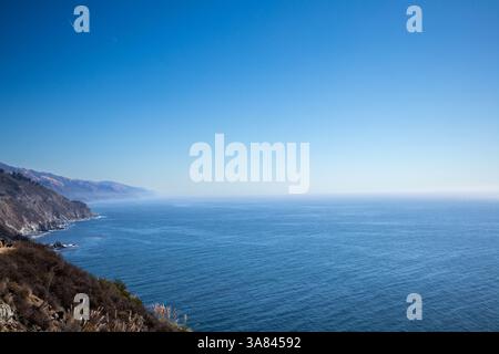Weitläufiger Blick auf den Pazifik von den Klippen Big Sur, kalifornische Küste Stockfoto