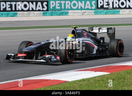22. März 2013 – Sepang, Malaysia – Esteban Gutierrez, mexikanischer sauber F1-Teamfahrer, der sein Auto während des ersten Trainings der Formel 1 beim Grand Prix 2013 von Malaysia auf dem Sepang International Circuit steuert. (Bild: © Robertus Pudyanto/ZUMAPRESS.com) Stockfoto