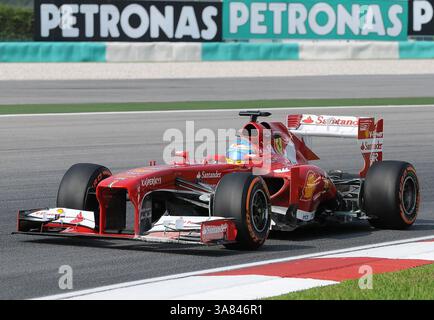 22. März 2013 – Sepang, Malaysia – Fernando Alonso, spanischer Fahrer der Formel 1 der Scuderia Ferrari, der sein Auto während des ersten Trainings des Formel 1 Grand Prix 2013 auf dem Sepang International Circuit steuert. (Bild: © Robertus Pudyanto/ZUMAPRESS.com) Stockfoto