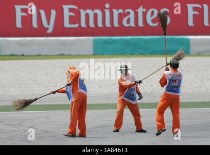 22. März 2013 – Sepang, Malaysia – der Kursleiter auf dem Sepang International Circuit reinigt die Strecke nach dem ersten Training auf dem Formel-1-Kurs von Malaysia 2013 auf dem Sepang International Circuit. (Bild: © Robertus Pudyanto/ZUMAPRESS.com) Stockfoto