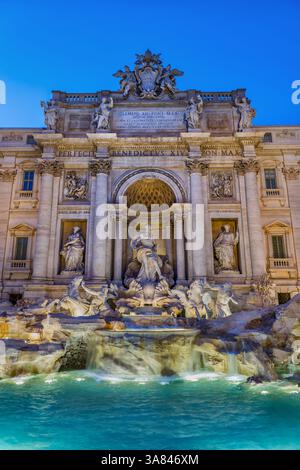 Abend am Trevi-Brunnen (Fontana di Trevi) in Rom, Italien. Barocke Architektur aus dem Jahr 1762, entworfen von Nicola Salvi, ergänzt von Stockfoto