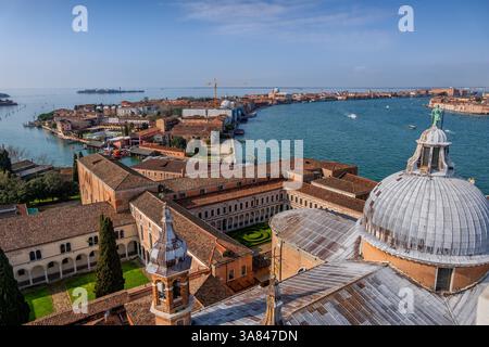 Das Kloster San Giorgio und die Benediktinerkirche San Giorgio Maggiore auf der Insel San Giorgio Maggiore in Venedig, Italien, Blick auf die Insel Giudecca in Stockfoto