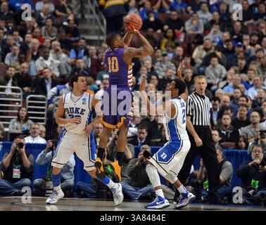 22. März 2013 - Philadelphia, PA, USA - Albany Guard Mike Black (10) schießt einen drei-Pointer, als Duke's Seth Curry (30) und Quinn Cook (2) in der zweiten Hälfte eines zweiten Rundenspiels im NCAA Men's Basketball Tournament im Wells Fargo Center in Philadelphia, Pennsylvania verteidigen. Freitag, 22. März 2913, besiegte Duke Albany, 73-61. (Kreditbild: © Chuck Liddy/MCT/ZUMAPRESS.com) Stockfoto