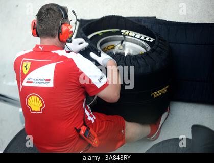 22. März 2013 – Sepang, Malaysia – die Crew der Scuderia Ferrari überprüft den Reifen während des zweiten Trainings Formel 1 Grand Prix 2013 in Malaysia auf dem Sepang International Circuit (Foto: © Robertus Pudyanto/ZUMAPRESS.com) Stockfoto