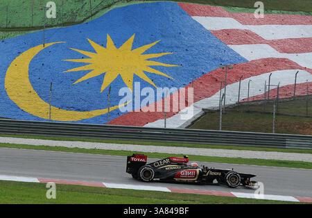 23. März 2013 – Sepang, Malaysia – Romain Grosjean, Fahrer des französischen Lotus F1-Teams, sprengt sein Auto während des Qualifying Formel 1 Grand Prix 2013 von Malaysia auf dem Sepang International Circuit. (Bild: © Robertus Pudyanto/ZUMAPRESS.com) Stockfoto