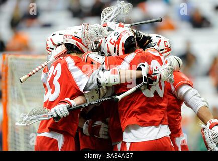 10. April 2013 – Syracuse, New York, USA – 10. April 2013: Die Spieler der Cornell Big Red feiern im ersten Quartal eines NCAA Lacrosse-Spiels zwischen den Cornell Big Red und den Syracuse Orange im Carrier Dome in Syracuse, New York. Syracuse gewann das Spiel von 13 bis 12. (Bild: © Rich Barnes/Cal Sport Media/ZUMAPRESS.com) Stockfoto