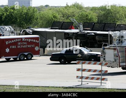 11. April 2013 – Irving, TX, USA – Ein Reisebus liegt auf seiner Seite, während lokale, County- und staatliche Beamte den Absturz auf dem George Bush Highway durchführen. In Irving, Texas, Donnerstagmorgen, 11. April 2013. (Kreditbild: © Bob Booth/MCT/ZUMAPRESS.com) Stockfoto