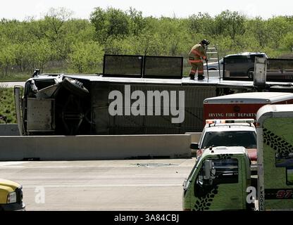 11. April 2013 - Irving, TX, USA - ein Feuerwehrmann von Irving bereitet sich auf den Einstieg in einen Bus vor, während Beamte aus der Stadt, der Stadt und des Staates am Donnerstag Morgen des 11. April 2013 am George Bush Hwy in Irving, Texas, arbeiten. (Kreditbild: © Bob Booth/MCT/ZUMAPRESS.com) Stockfoto
